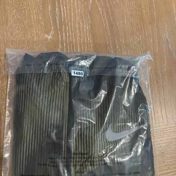 Nike Impossibly Light Running Jacket Hooded Packable Full Zip Reflective Medium - Picture 13 of 13